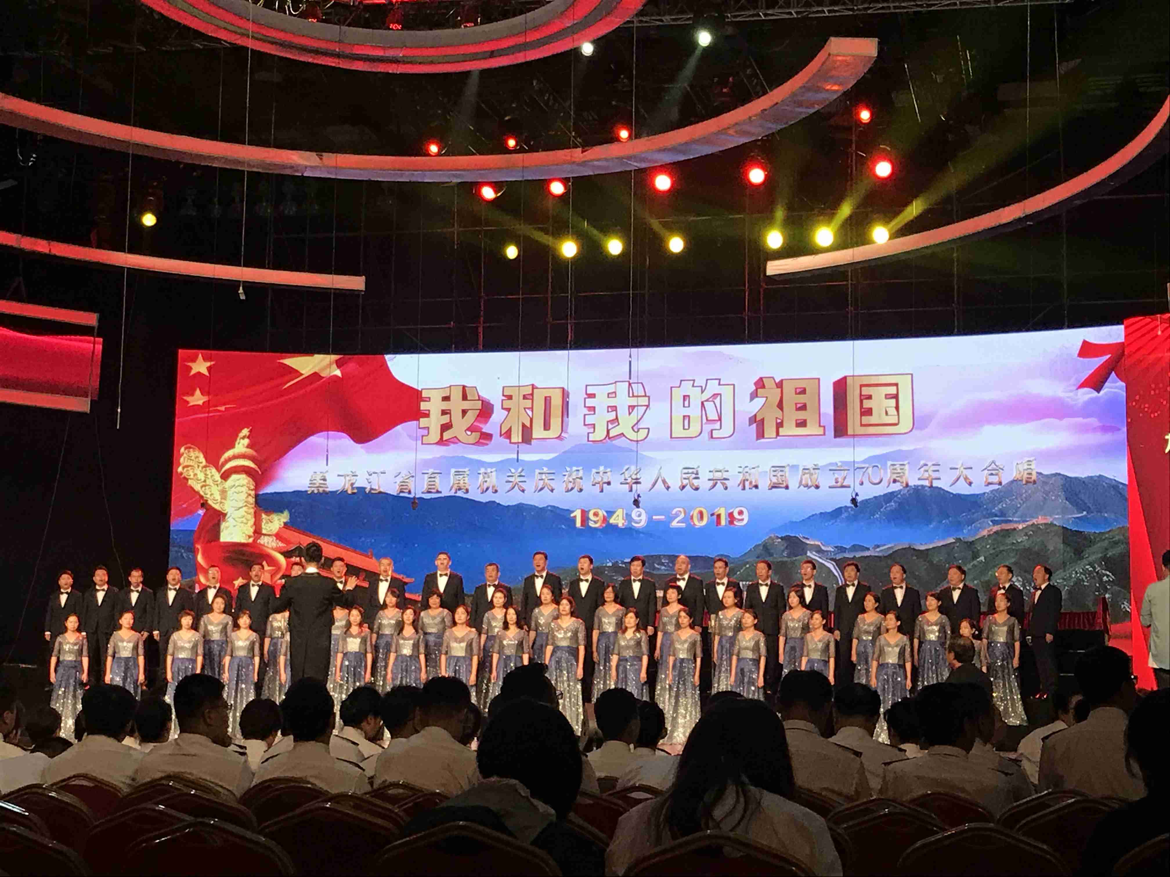 领导班子带领干部职工参加彩排.jpg