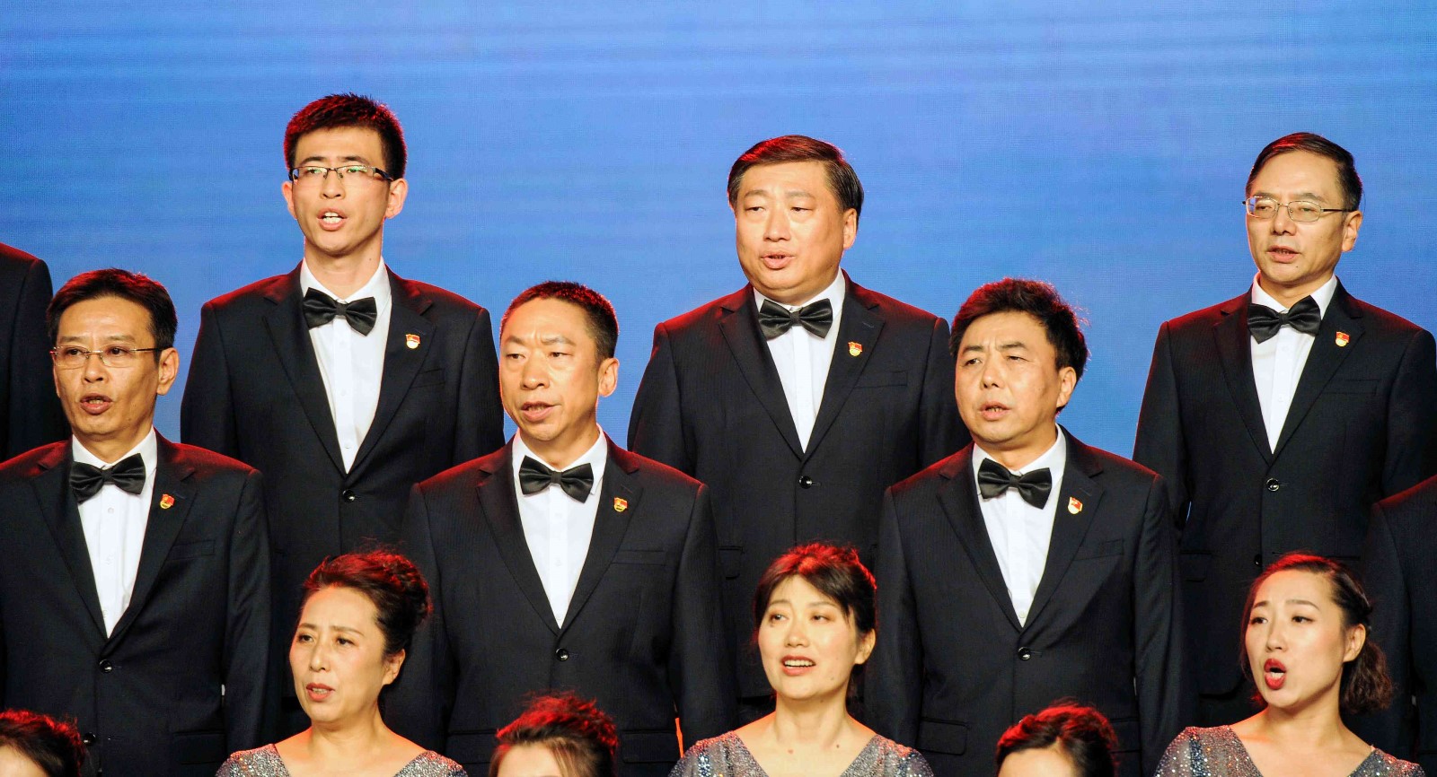 3领导班子成员带头演唱.jpg