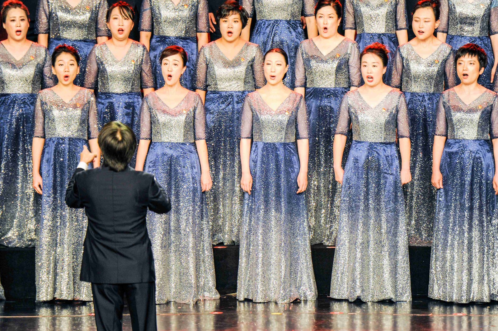 4领导班子成员带头演唱.jpg