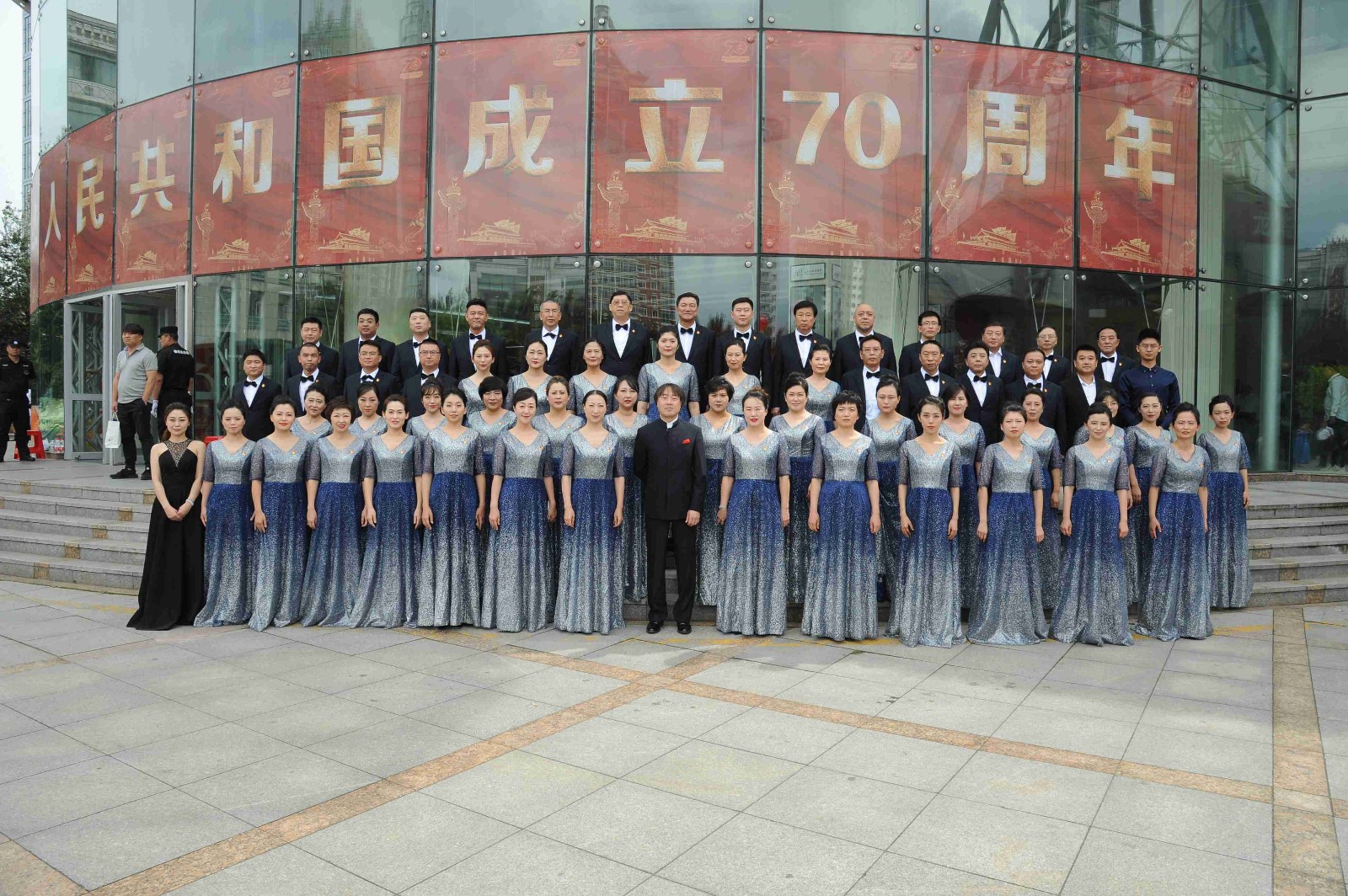 5全体演职人员合影.jpg