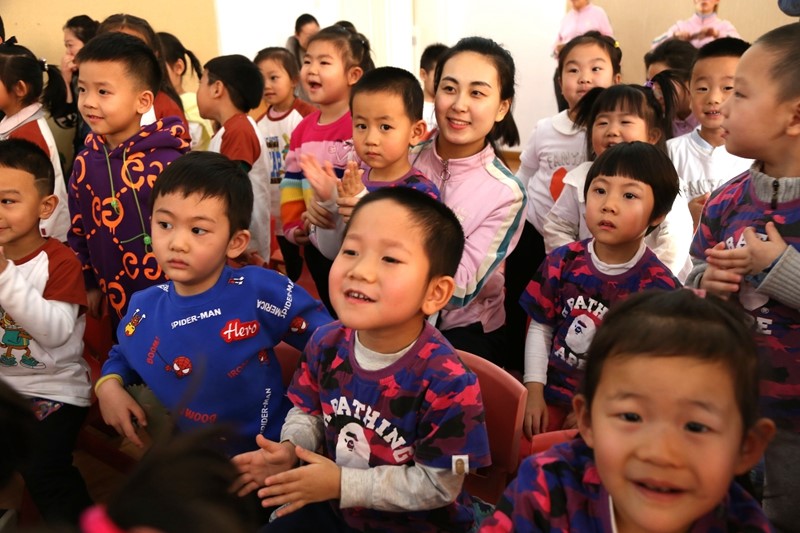 4演出现场热情的小观众们.jpg