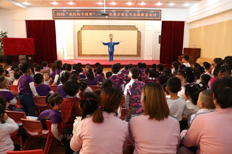 6省杂协会员王德权表演杂技《顶花坛》.jpg