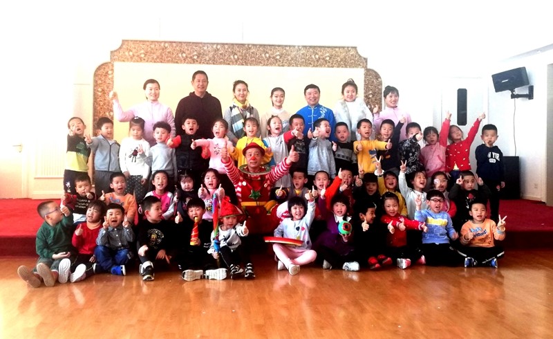 9文艺志愿者们与幼儿园师生合影留念.jpg