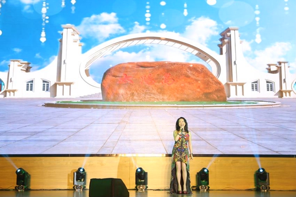 著名歌唱家郑绪岚演唱《太阳岛上》.jpg