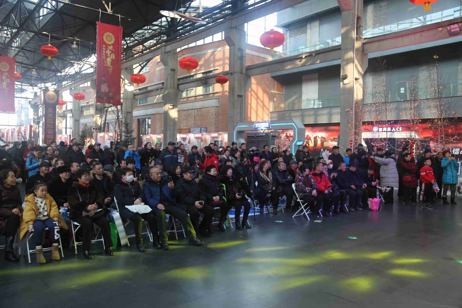 现场观众用手机、相机留下欢乐的时刻.jpg